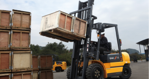 Những công dụng không thể bỏ qua của xe nâng hàng